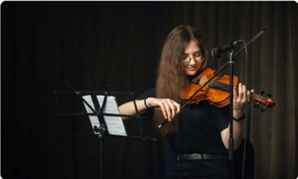 Isabella Scarpa playing the violin. Isabella Scarpa playing the violin.